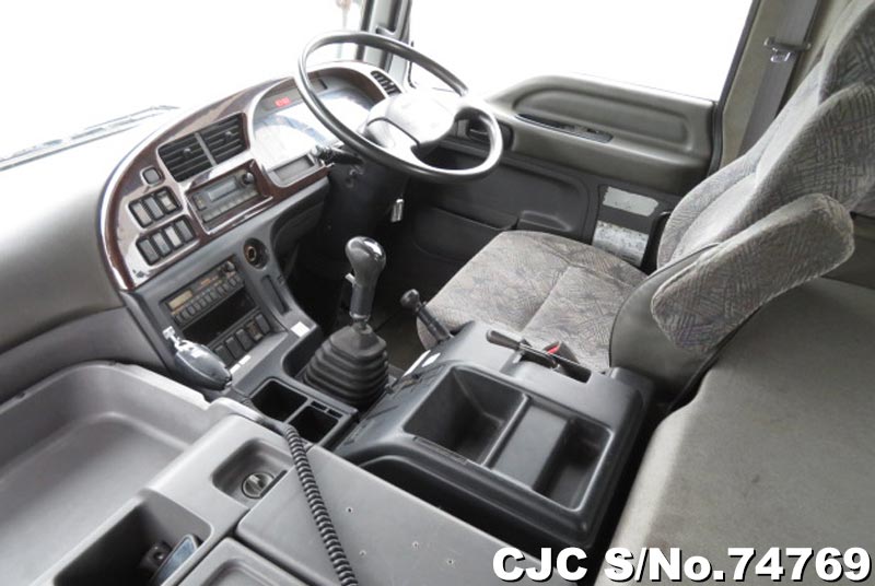 Isuzu giga салон